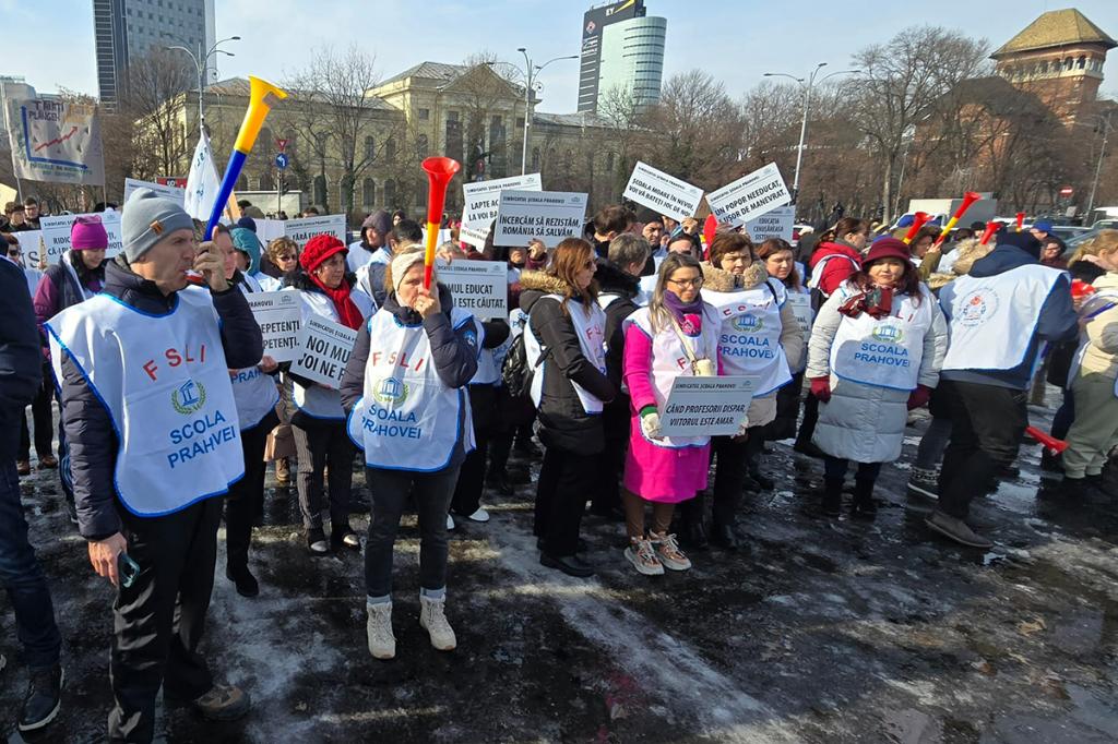 Reprezentanții profesorilor câmpineni participă la pichetarea Guvernului