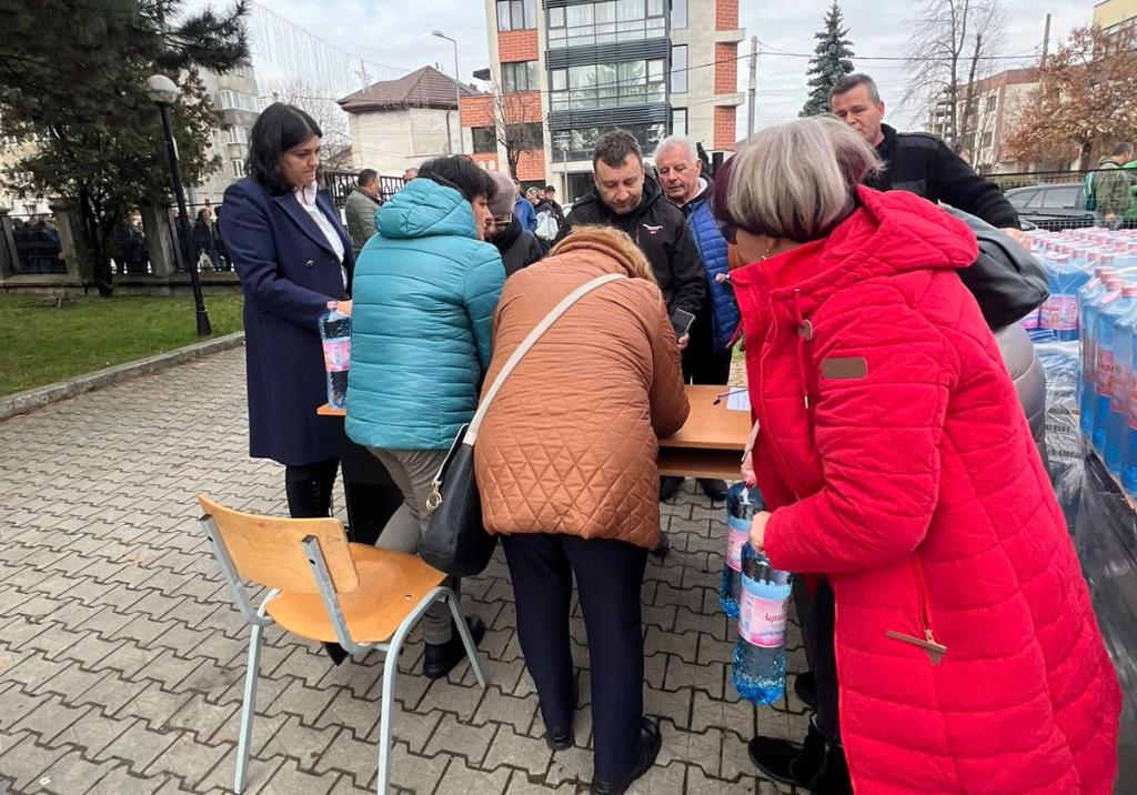 Primăria Câmpina a cumpărat apă îmbuteliată pentru populație. Primul TIR a fost descărcat și distribuit, miercuri vin alte TIR-uri cu apă