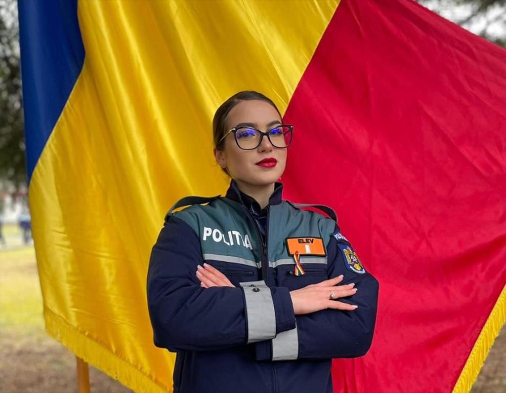 O elevă a Școlii de Poliție Câmpina a găsit un rucsac cu 1.400 euro și l-a înapoiat proprietarei