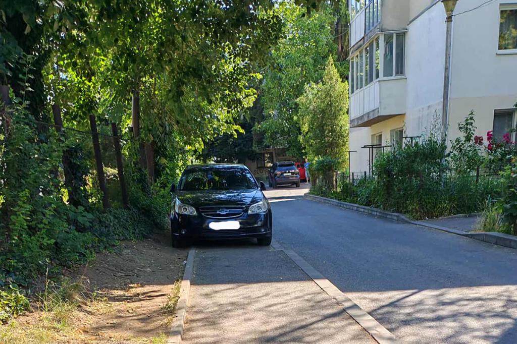 Parcare la Câmpina, pe Strada Milcovului. Cine a pus trotuarul în drum?!