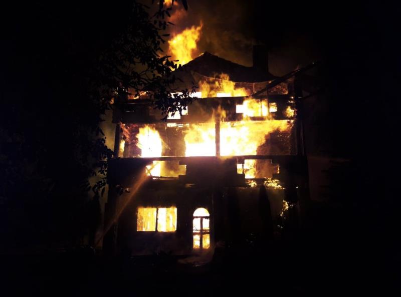 Incendiu la Breaza. O casă de vacanță a ars în totalitate