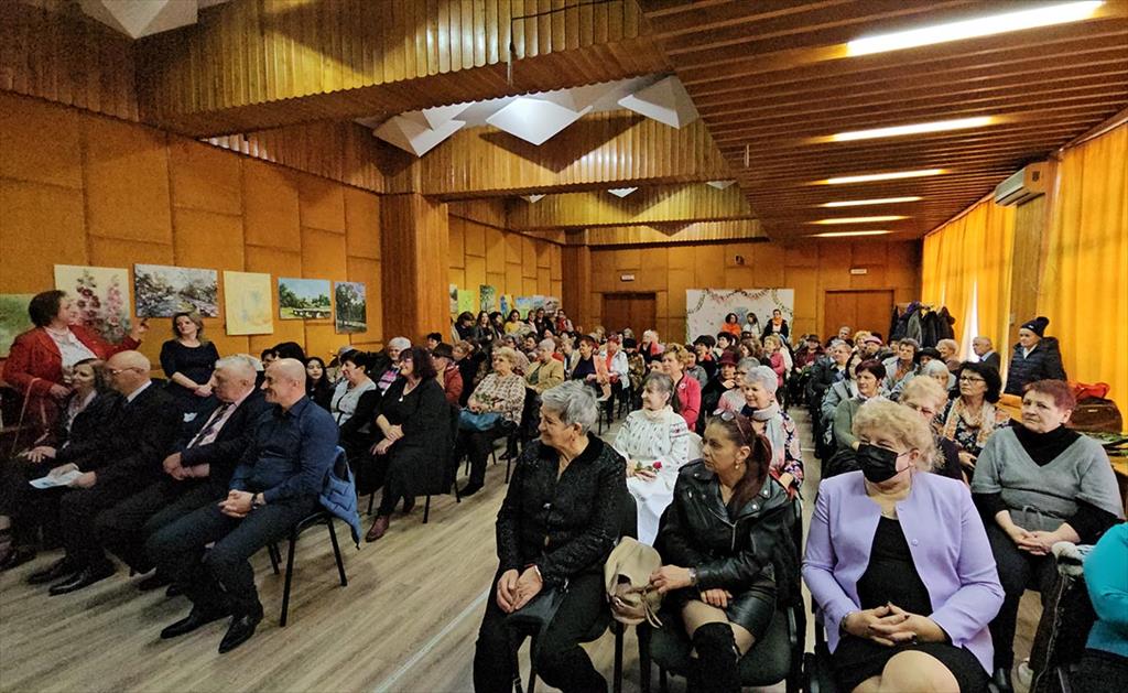 Flori și momente artistice, oferite pensionarelor din Câmpina cu ocazia Zilei Femeii