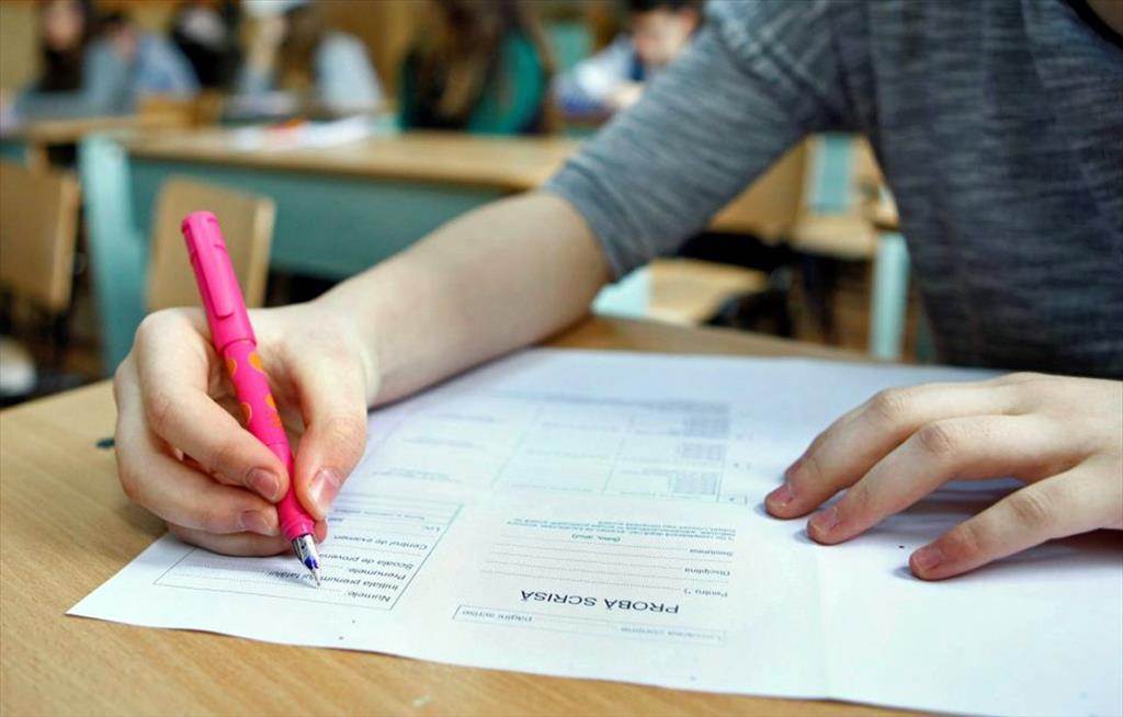 Evaluarea Națională înainte de contestații. 87,17% dintre elevii din Câmpina au medii peste 5. Două eleve au obținut media generală 10