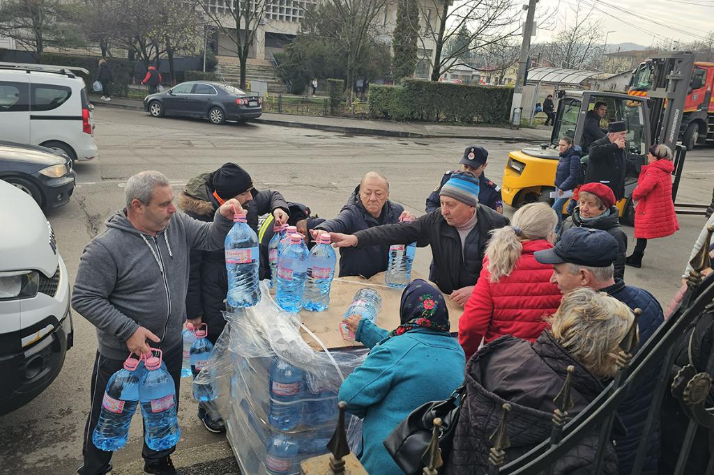 Patriarhia Română a trimis apă plată Protoieriei Câmpina. Bisericile se vor ocupa de distribuire