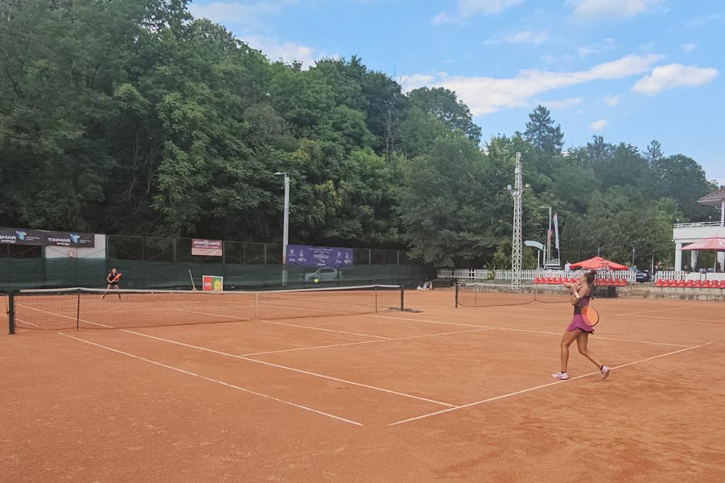 Turneu internațional de tenis la Câmpina. Meciurile de la dublu au ajuns deja la faza sferturilor