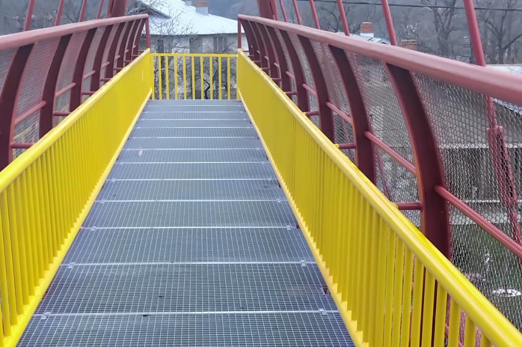 S-a redeschis pasarela pietonală peste DN1 de la Bănești