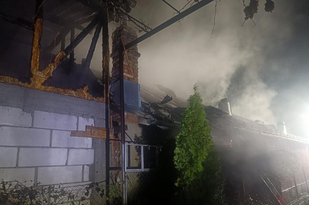 Incendiu la Brebu. Flăcările s-au extins de la o locuință la alta...