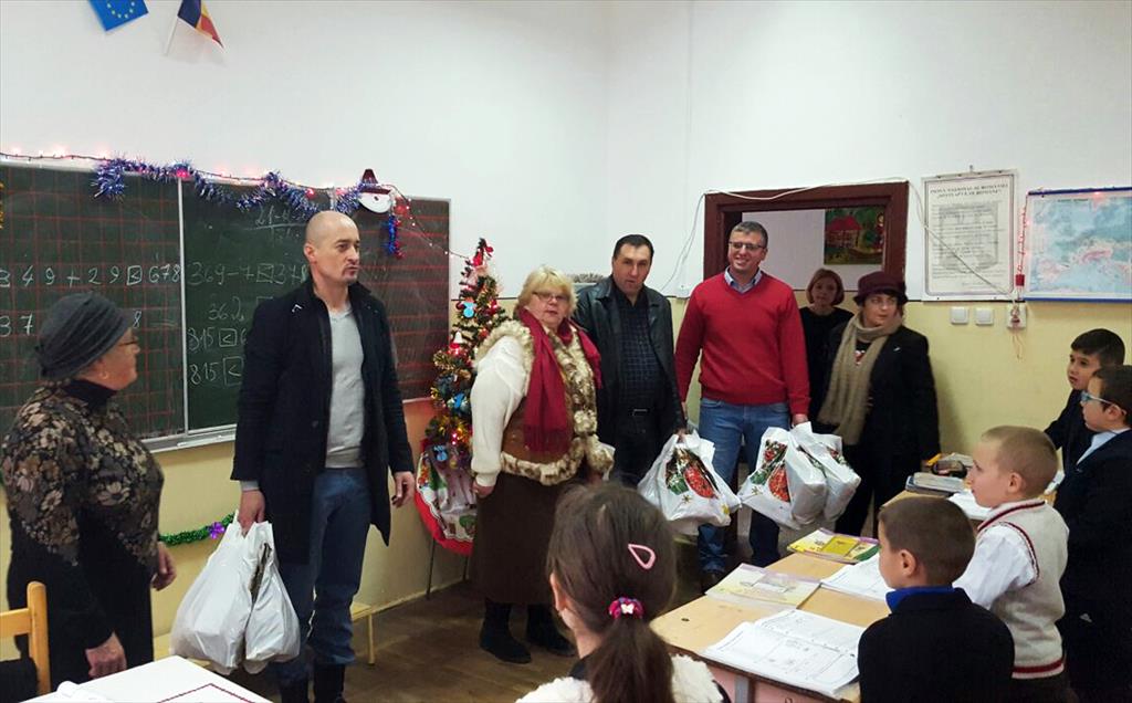 Preșcolarii și elevii de la Poiana Câmpina au primit daruri de la emisarii lui Moș Crăciun