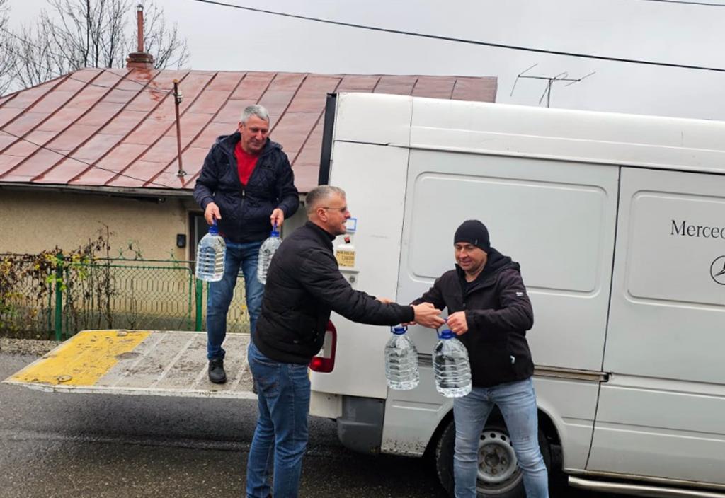Primăria Poiana Câmpina distribuie locuitorilor apă plată. În unele zone au fost amplasate și containere cu apă