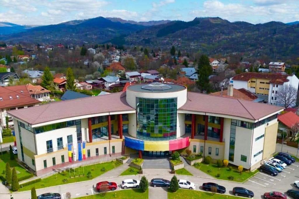 Scandalul apei la Breaza continuă. Reducere de 30% la facturi vs ”o măsură insuficientă”
