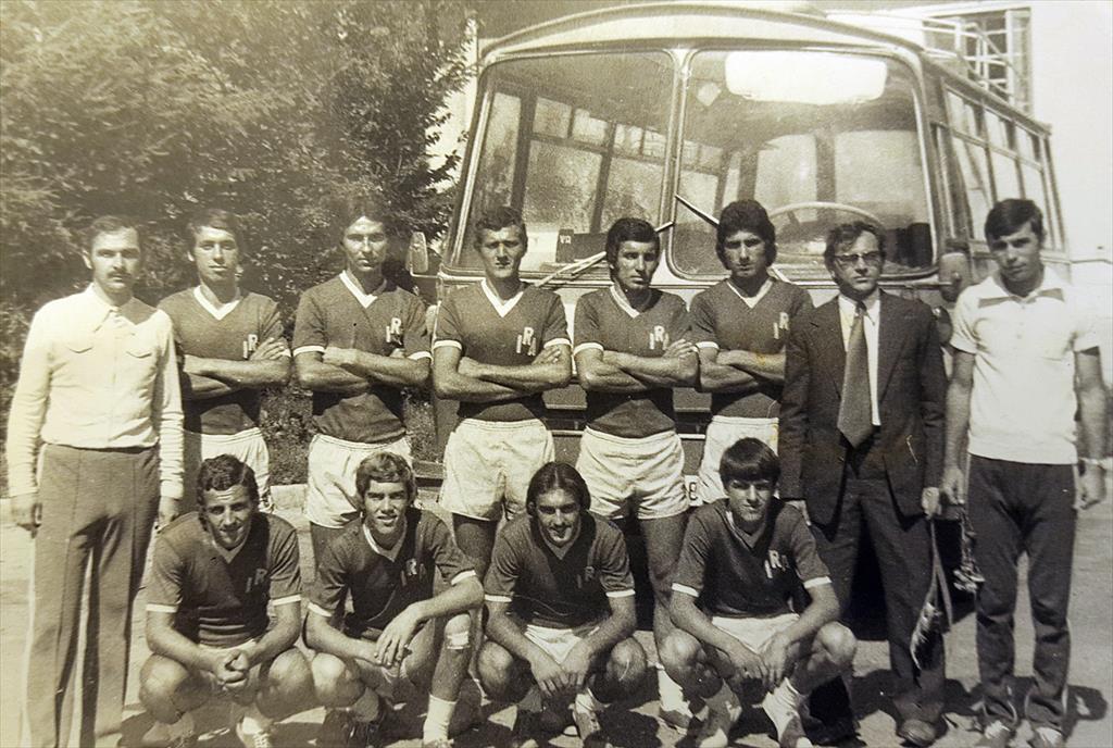 Amintiri din Câmpina de altădată - echipa de fotbal IRA, înaintea defilării de 23 august, în 1977
