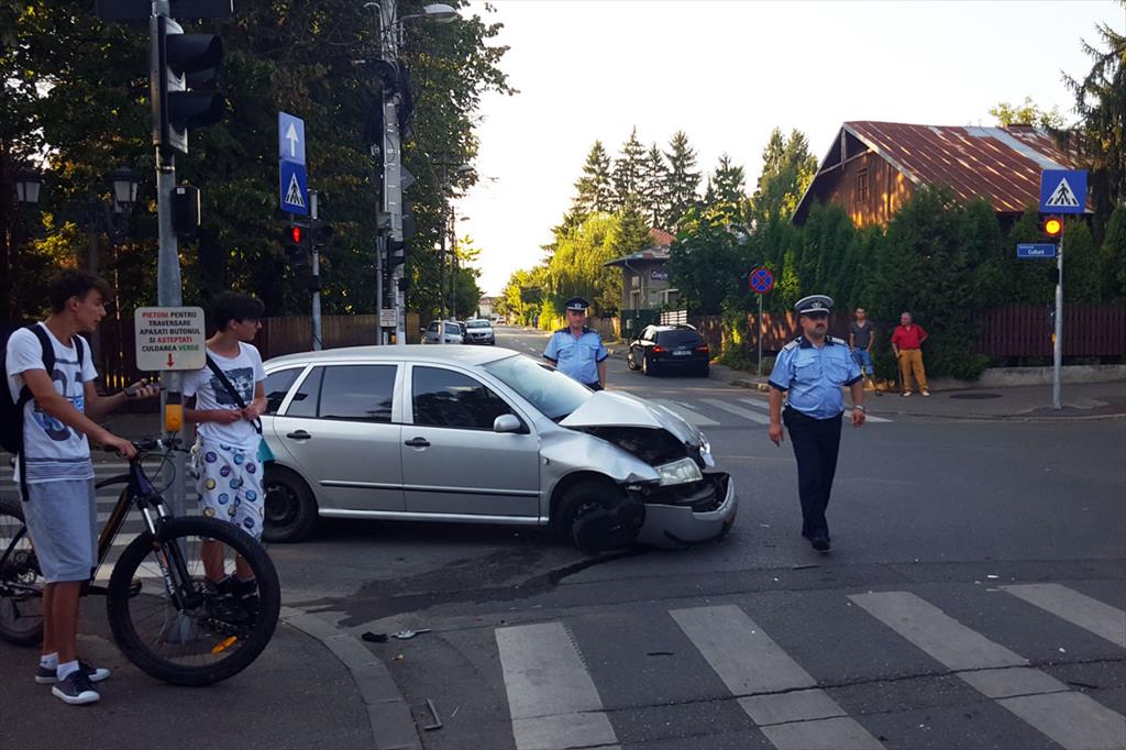 Accident grav, în municipiul Câmpina, provocat de un șofer care circula pe interzis