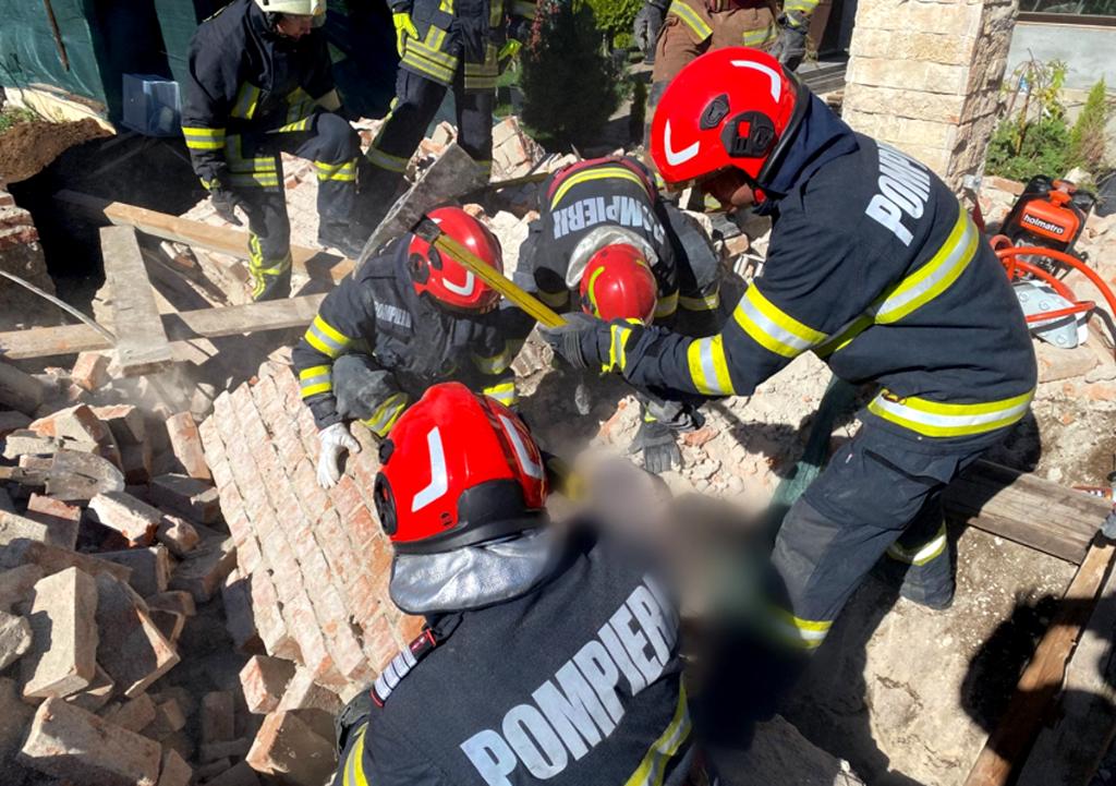 Doi bărbați prinși sub dărâmăturile unei case din Câmpina. Pompierii intervin pentru salvarea lor