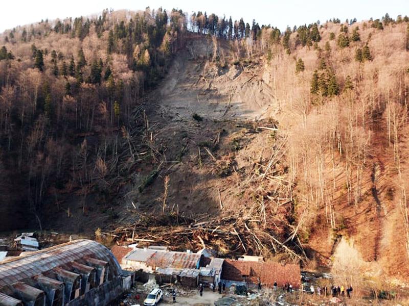 Masivă alunecare de teren la Azuga. 130 persoane au fost evacuate ...