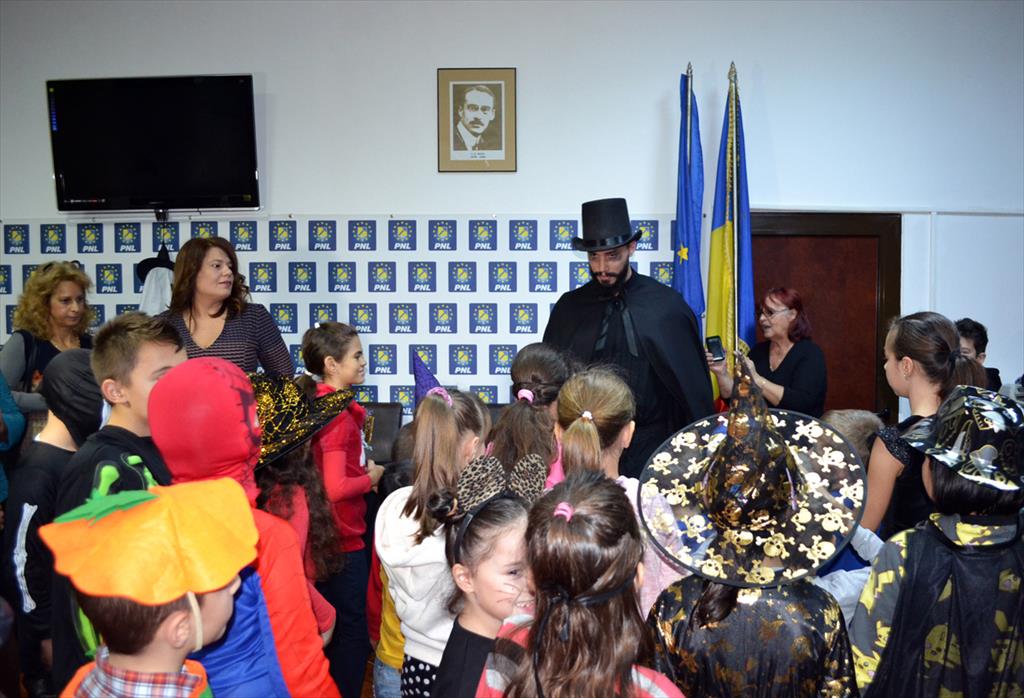Petrecere de Halloween organizată pentru copii de OFL Prahova