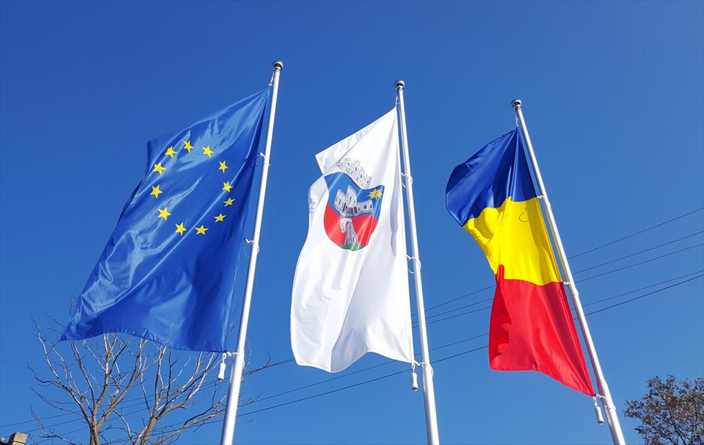 Catarge cu tricolorul, steagul Câmpinei și cel al Uniunii Europene, la intrările în municipiu