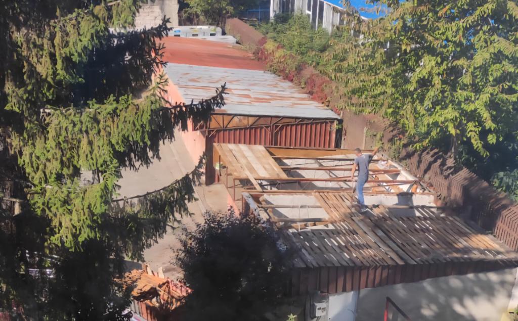 A început demolarea garajelor de pe Strada Zorilor, din cartierul Turnătoriei
