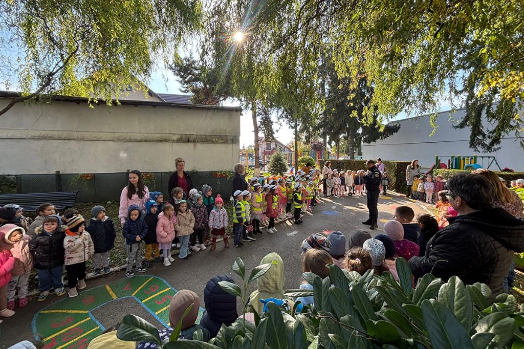 Polițiștii câmpineni au desfășurat acțiuni educativ-preventive rutiere la Grădinița ”Iulia Hasdeu”