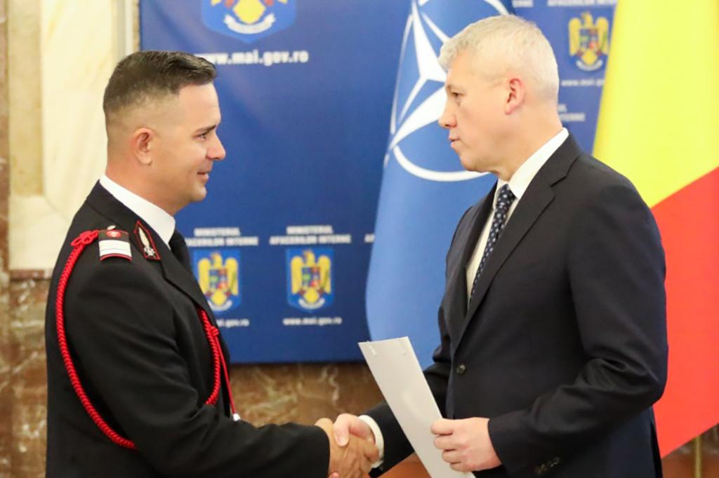 Pompierul Adrian Pavel, din Băicoi, premiat de ministrul Cătălin Predoiu