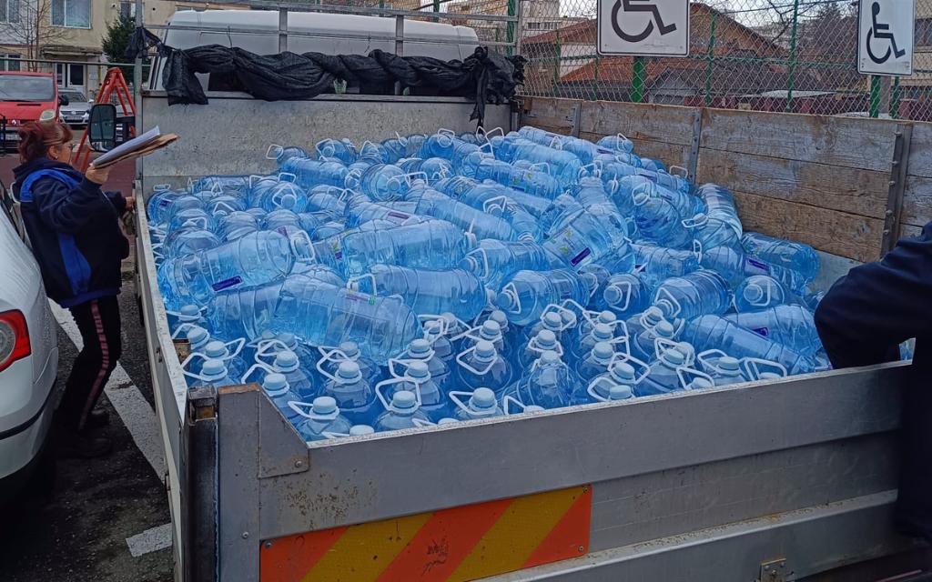 Miercuri, de la ora 16.30, la Câmpina se distribuie apă îmbuteliată în două centre