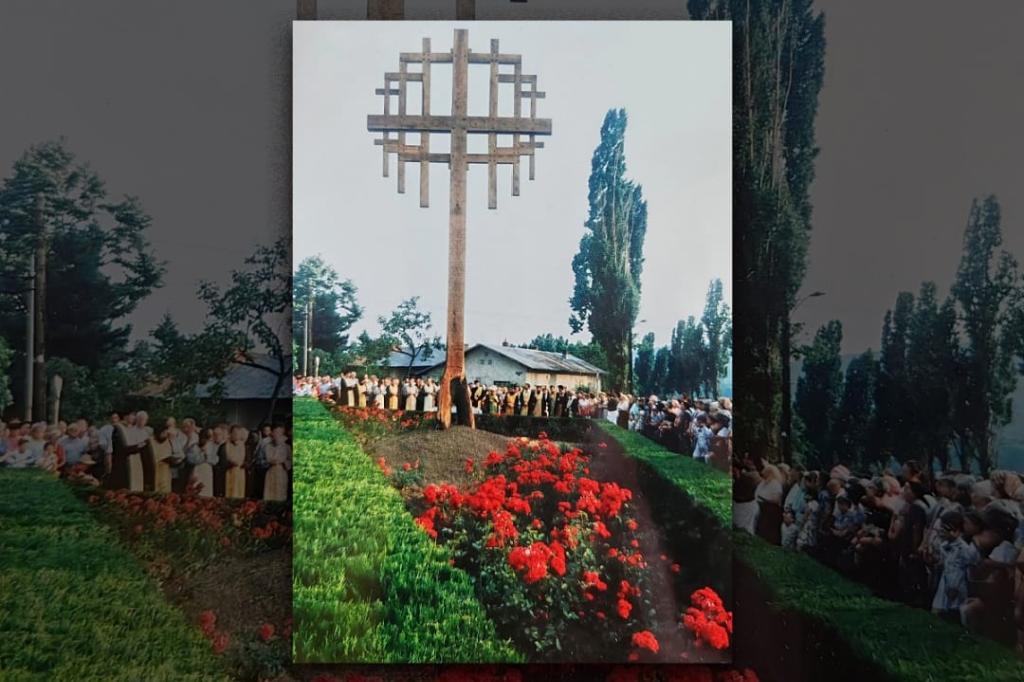 O imagine inedită de la sfințirea troiței de la intrarea în cartierul Slobozia, acum trei decenii