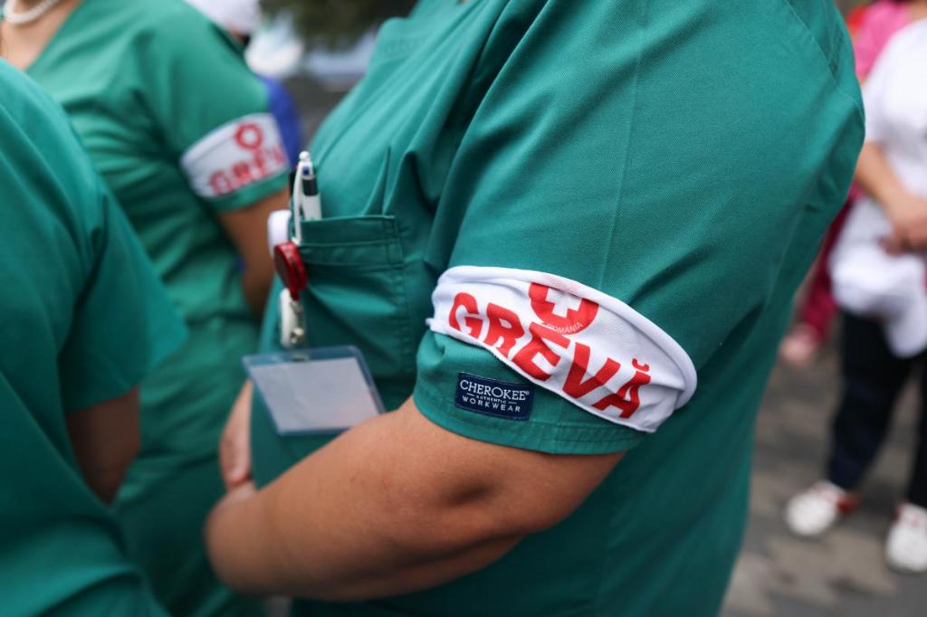 Sanitas a obținut în instanță suspendarea procedurii privind proiectul legii salarizării