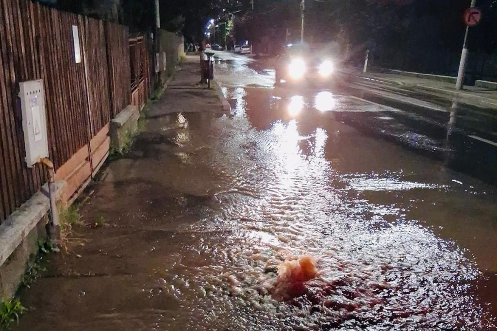 Avarie la rețeaua de apă pe Strada Constantin Stere