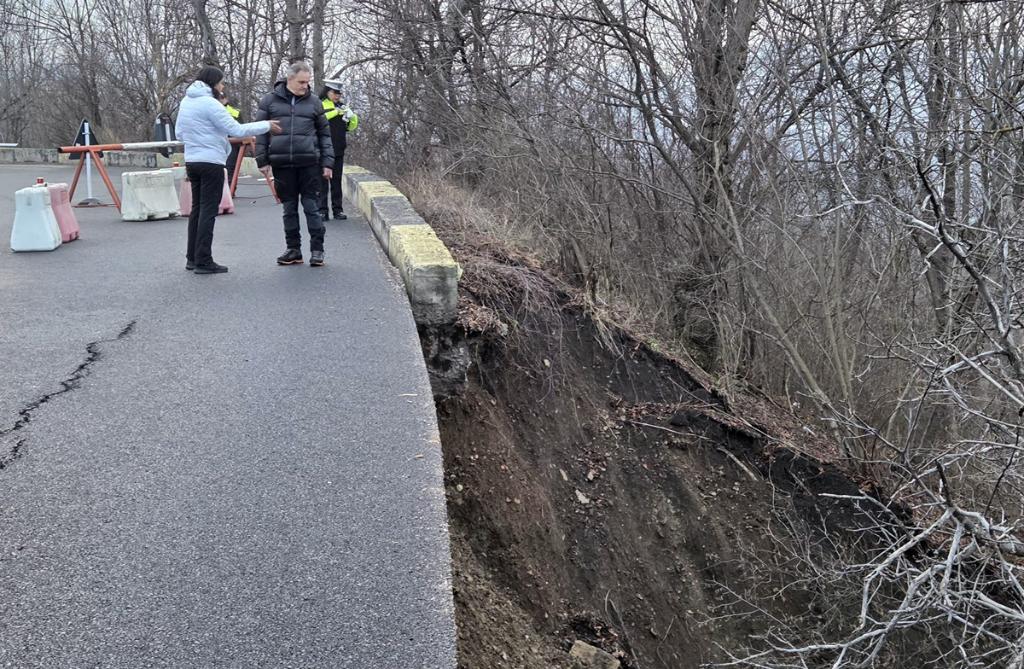 Lucrurile se complică între Câmpina și Cornu. Crește riscul de rupere a Bulevardului Carol I, din cauza alunecării de teren
