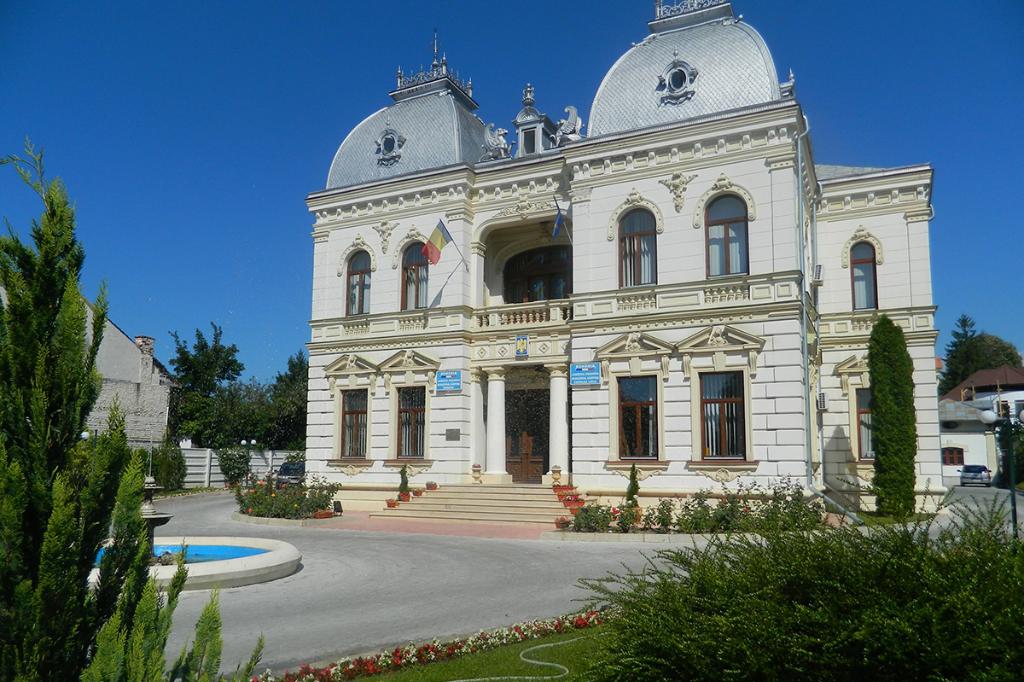 Primăria Câmpina reacționează în cazul “mormanelor de deșeuri provenite din demolări“