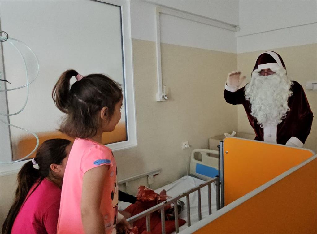Moș Crăciun a fost la Spitalul Municipal Câmpina, inclusiv la copiii internați aici