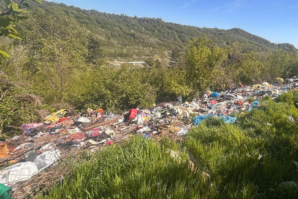 Gropi de gunoi la capătul Străzii Lacul Peștelui, din Câmpina