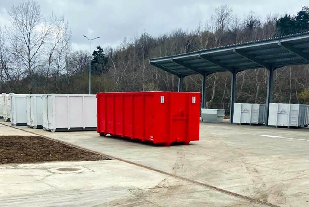 Centrul de Deșeuri prin Aport Voluntar de la Câmpina, construit peste conducta de apă a ESZ. Punerea ei în siguranță a necesitat costuri suplimentare