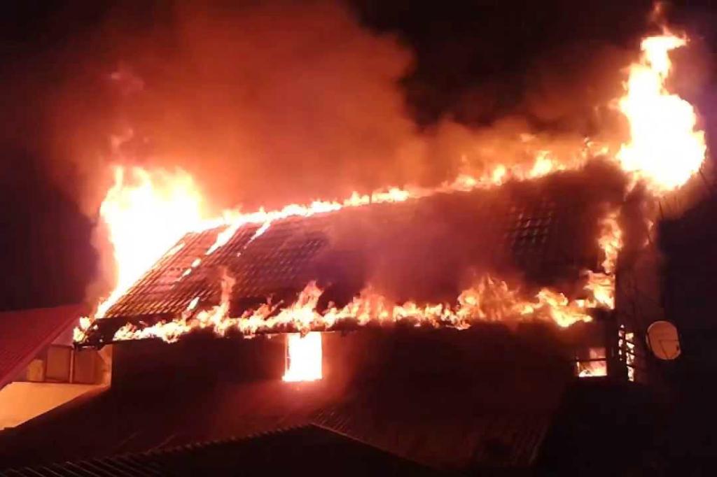 O țigară a dus la mistuirea unei locuințe într-un incendiu la Filipeștii de Târg