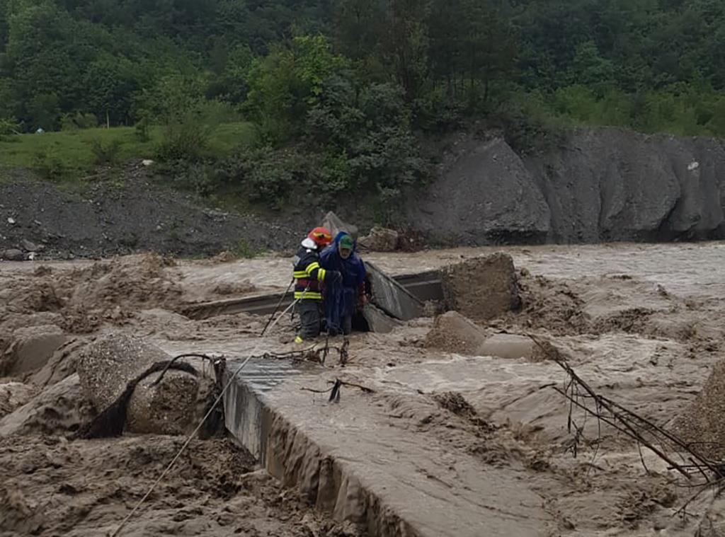 Bătrân salvat in extremis la Comarnic, după surparea unui podeț peste râul Prahova
