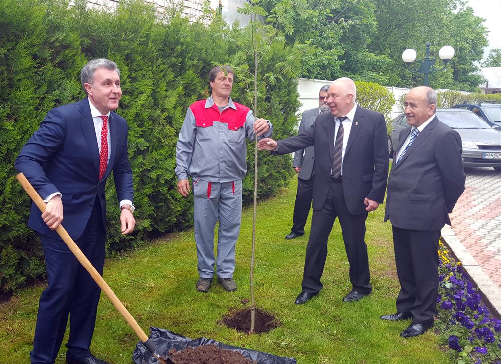 Principele Radu al României a vizitat Primăria Câmpina şi a plantat un scoruş