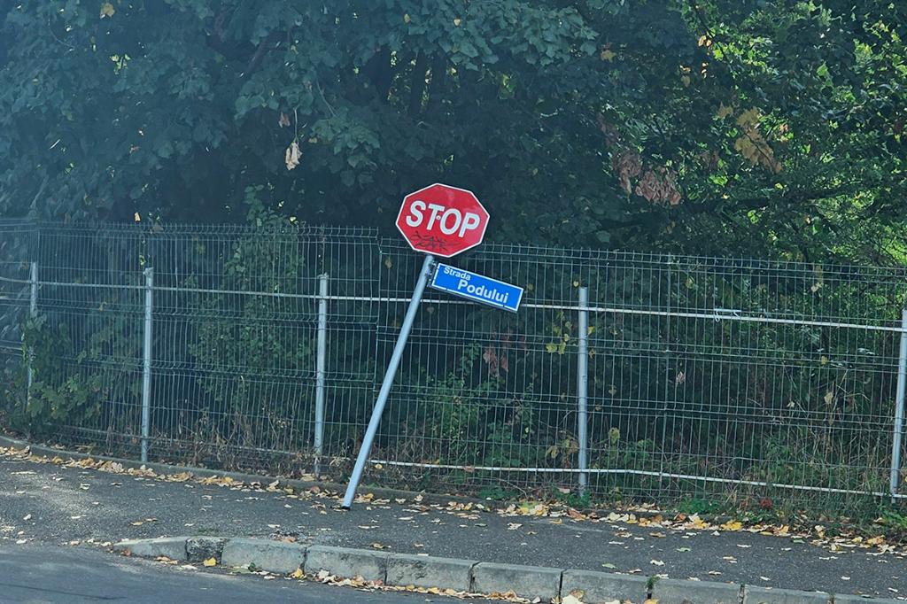 Un indicator rutier căzut la... ”Cotul Donului”, intersecția din Câmpina