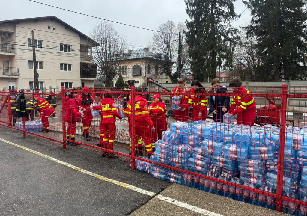 De Ziua Internațională a Voluntariatului, voluntarii ISU distribuie apă la Câmpina