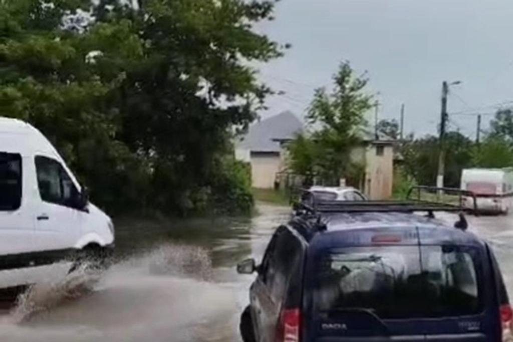 Strada Orizontului, inundată după o ploaie de numai 15 minute