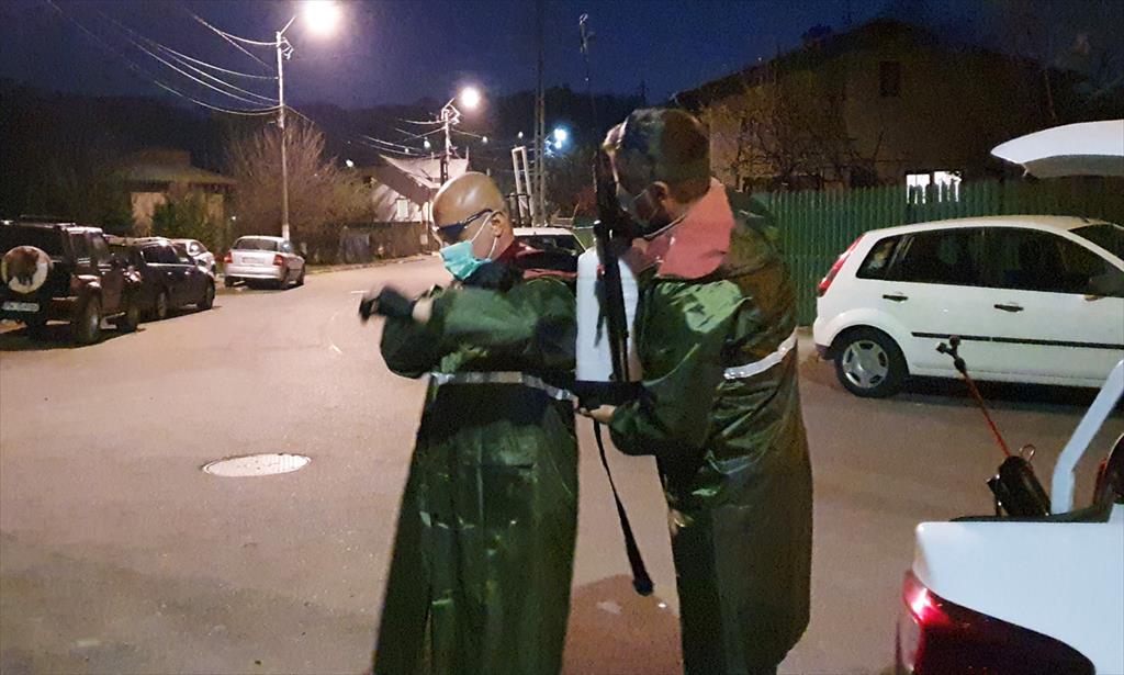 La Poiana Câmpina, primarul și viceprimarul au realizat o nouă rundă de dezinfecție a scărilor de bloc