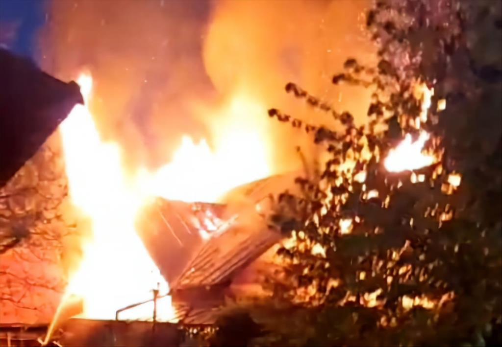 Incendiu la Cornu. Pompierii au intervenit cu nu mai puțin de șapte autospeciale