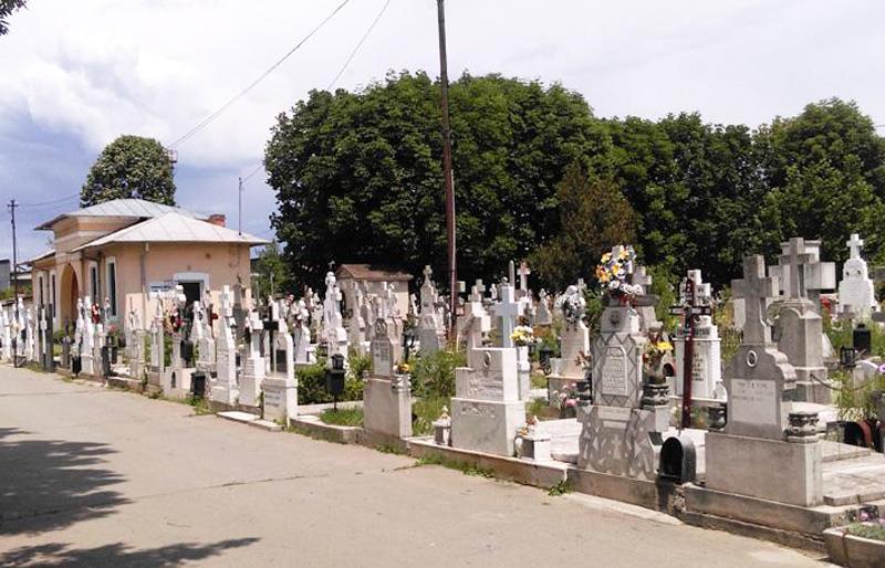 Câmpinenii pot merge la cimitire, pentru îngrijirea mormintelor și pentru a aprinde lumânări, cu respectarea unor reguli minime