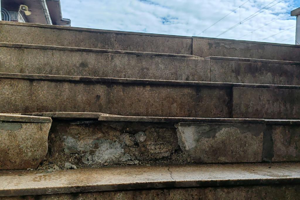 Gara Câmpina, locul unde poți să-ți frângi gâtul! La propriu!