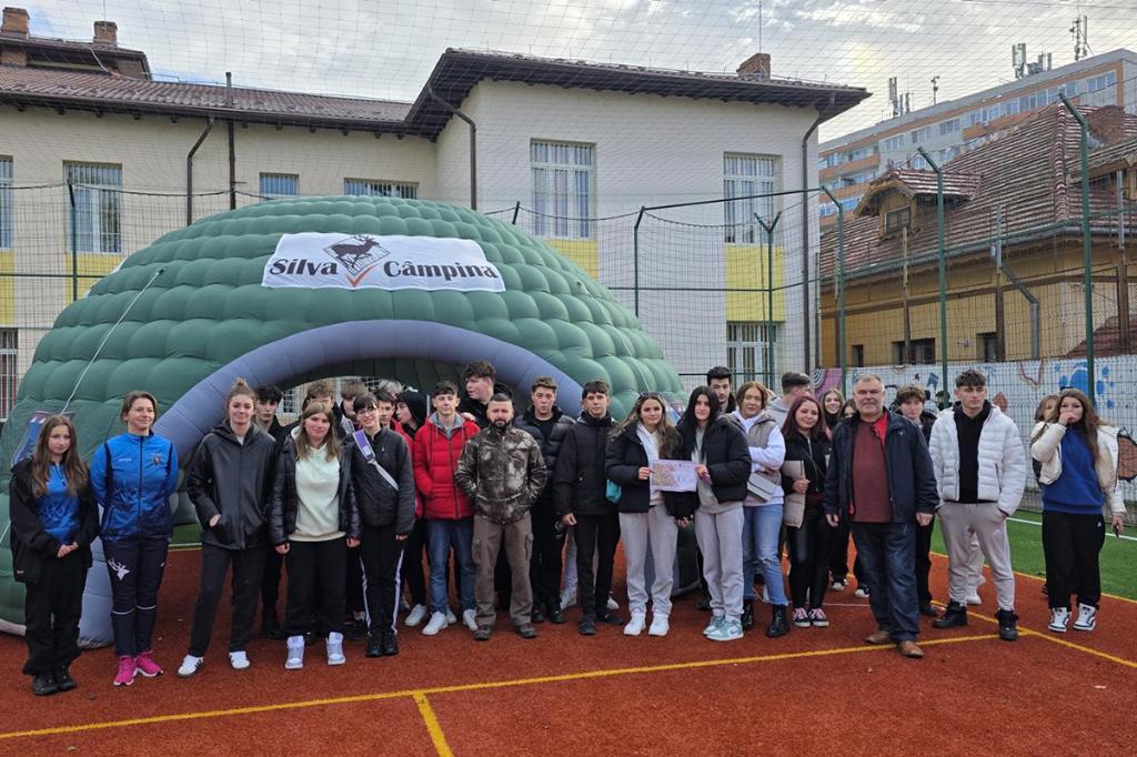Peste 100 de elevi de la Colegiul Tehnic Forestier Câmpina au făcut cunoștință cu orientarea sportivă