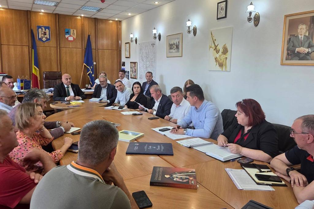 ESZ a notificat HidroPrahova că pot apărea scăderi de presiune și întreruperi temporare în alimentarea cu apă. Prefectul Daniel Nicodim a convocat o ședință de urgență