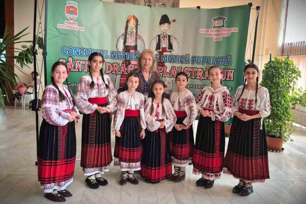 Ofelia Hărănguș și o parte dintre elevele sale, premiate la Concursul „Cântec drag din plai străbun” de la Vaslui