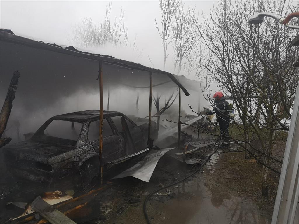 Incendiu la un atelier auto din Breaza. Pompierii au evacuat patru butelii cu azot și oxigen