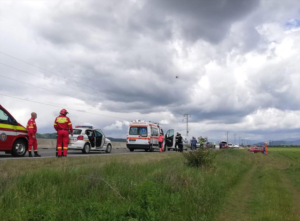 Accident pe DN1, la Bănești. Un bărbat care schimba un cauciuc a fost lovit de un autoturism