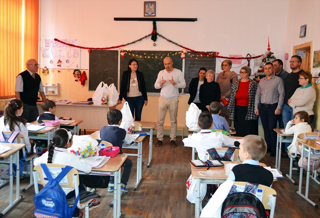 Moș Crăciun de la... Primărie nu i-a ocolit nici în acest an pe copiii de la școala din Poiana Câmpina