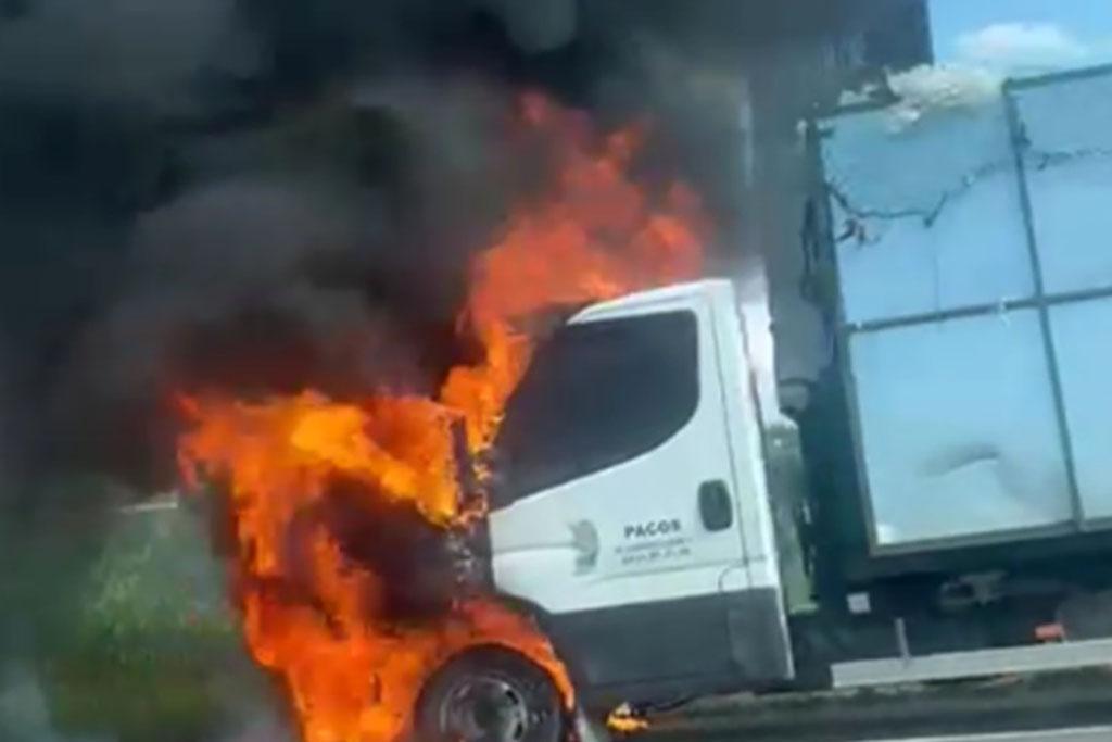 O autoutilitară a luat foc în trafic pe DN1, la Nistorești. Traficul este blocat