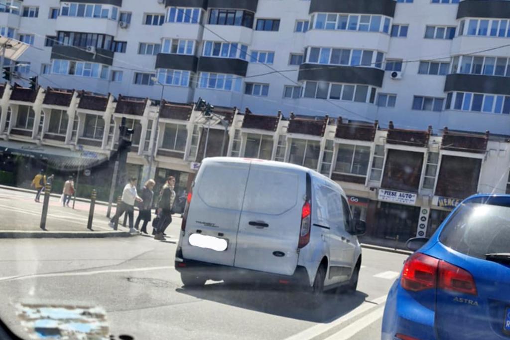 Pe contrasens, în intersecția Bulevardul Carol I - Strada Mihail Kogălniceanu din Câmpina